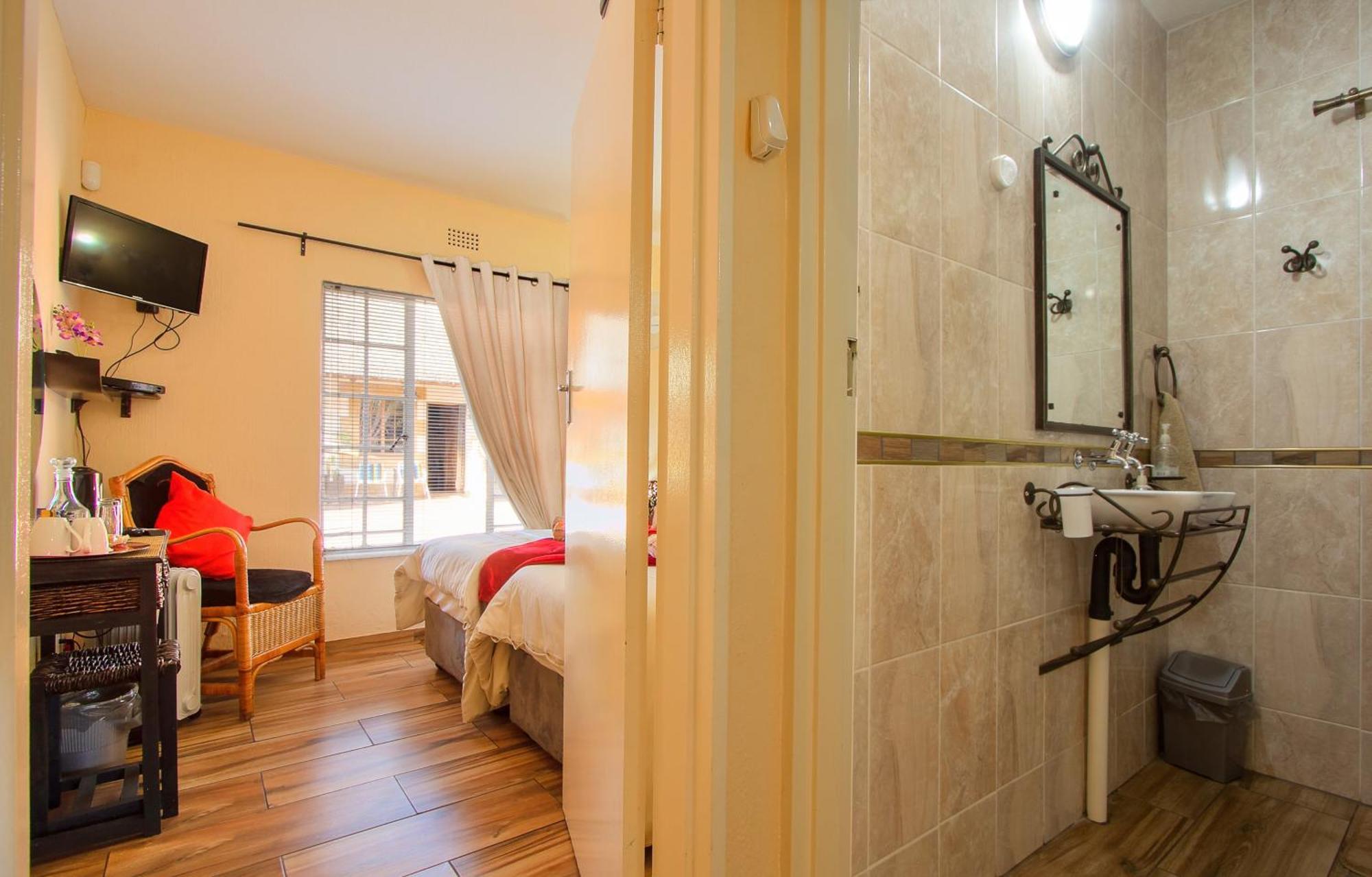All Over Africa Guest House Kempton Park Bagian luar foto