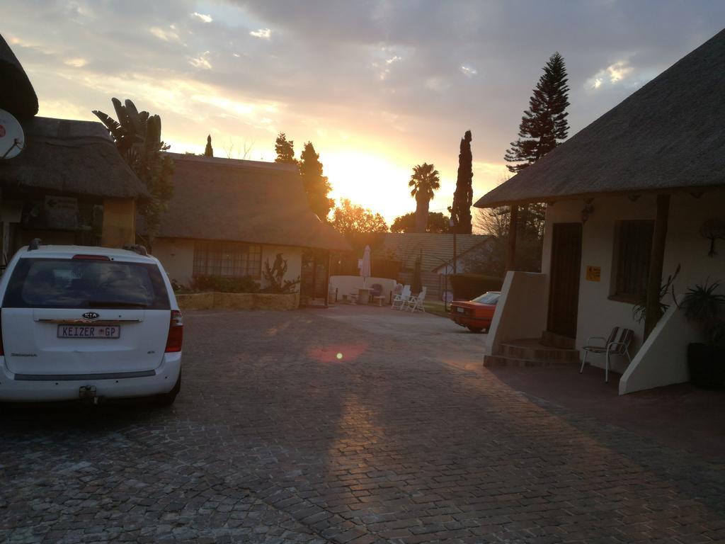 All Over Africa Guest House Kempton Park Bagian luar foto
