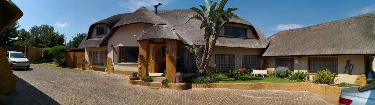 All Over Africa Guest House Kempton Park Bagian luar foto