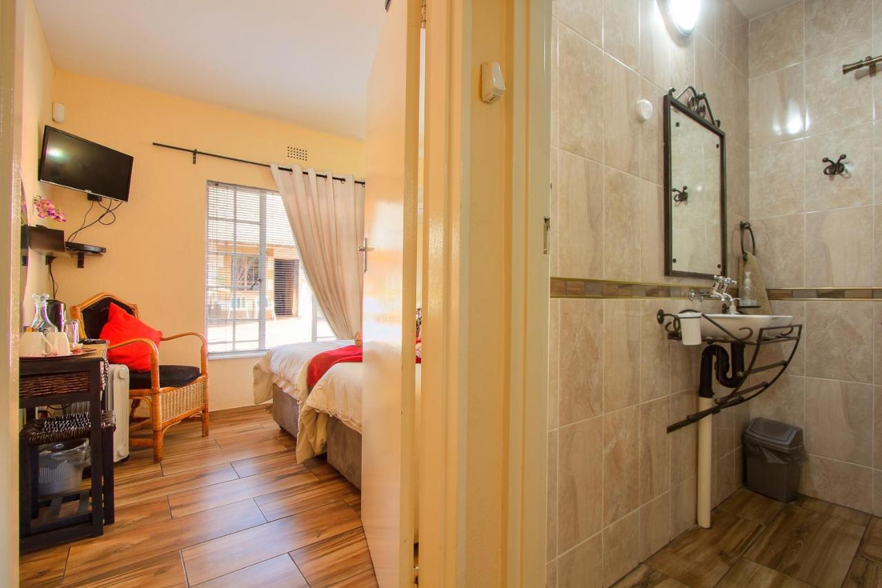 All Over Africa Guest House Kempton Park Bagian luar foto